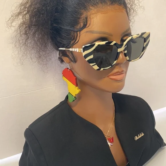?- New-Gucci Silver White ivory 0641 Crystal Cat Eye Runway Gg0641 Sunglass… Gucci | Accessories | Newgucci Silver White Ivory 64 Crystal  main image 4